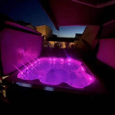 Σπίτι διακοπών L'evasion, Townhouse, Jacuzzi, Sleeps 6 Le Grau-du-Roi