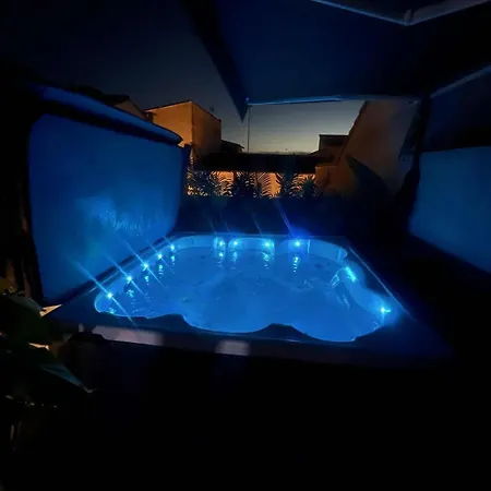 Σπίτι διακοπών L'evasion, Townhouse, Jacuzzi, Sleeps 6