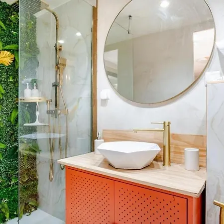 Hébergement de vacances L'évasion, Townhouse, Jacuzzi, Sleeps 6 *